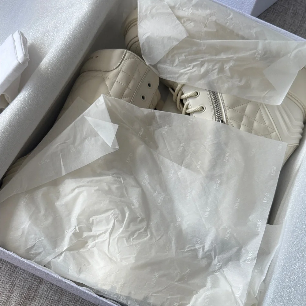 Dior White and Gold Luxury Packaging - Picture 5 of 12